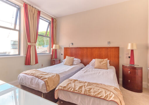 Room 06