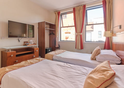 Room 06
